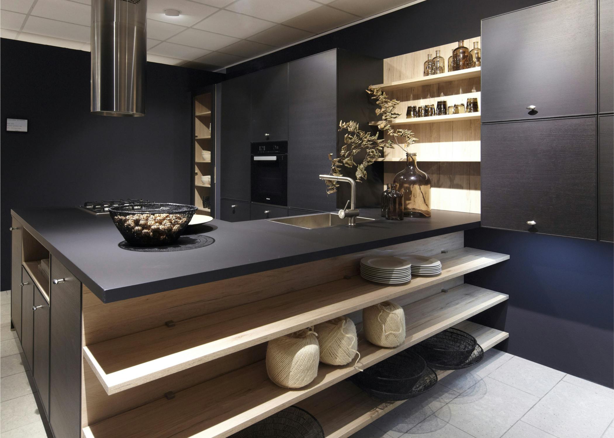 unique kitchen design with black materiel and marlbel, L island in the middle of the room with lights and elegant design
